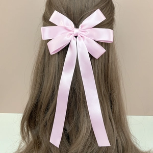 Pince à cheveux élégante avec nœud en satin rose et longs rubans pour un style chic