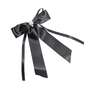 Barrette élégante en satin noir avec perle blanche et longs rubans fluides pour femmes