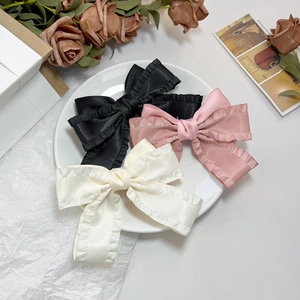 Barrettes à nœuds en satin élégantes en noir, rose et crème avec bords à volants chics