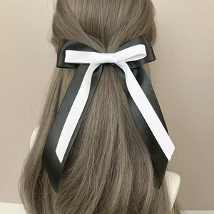 Pince à cheveux élégante en satin noir et blanc avec double nœud et longs rubans