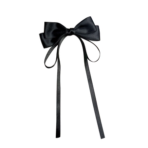 Barrette à nœud élégante en satin noir avec de longs rubans sur fond blanc épuré