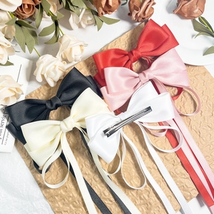 Barrette nœud élégante en satin avec rubans flottants colorés et pince croco en métal