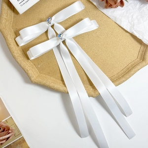 Barrette nœud double en satin blanc élégant avec cristal de cœur et longs rubans