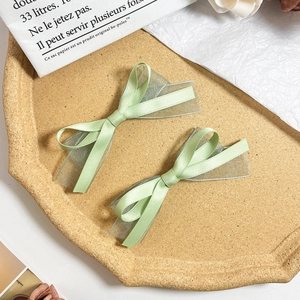 Lot de deux barrettes à nœuds vert clair avec couches de satin et tulle style ballet