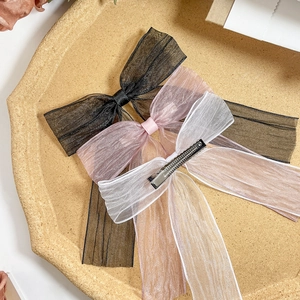 Dreiteiliges Haarspangen-Set mit Netzschleifen in Schwarz, Rosa und Weiß auf Entenschnabel-Clip