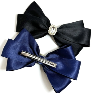 Elegante satijnen haarstrikken in zwart en marineblauw met sprankelende kristallen stras