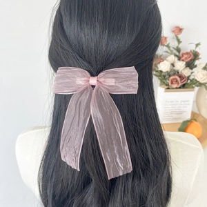 Nahaufnahme der rosa Organza-Schleife mit eleganten, langen und halbtransparenten Bändern