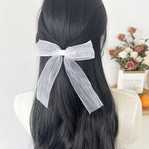 Eleganter weißer Organza-Schleifen-Haarclip mit langen Bändern an einem Modell