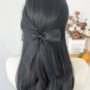 Eleganter schwarzer Chiffon-Schleifen-Haarclip mit langen Bändern im Haar am Modell