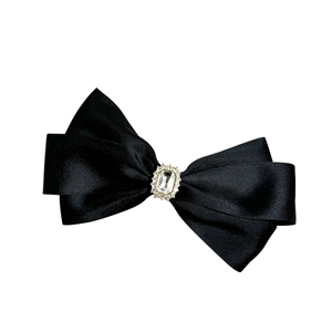 Elegante zwarte satijnen strik haarklem met luxe rechthoekige strass op een witte achtergrond