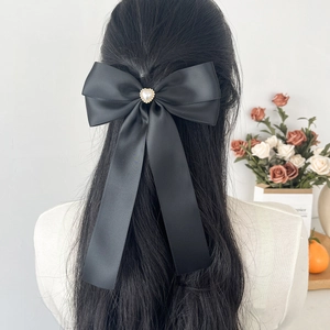Barrette à cheveux élégante en satin noir avec cœur en perle et longs rubans soyeux
