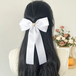 Barrette nœud en satin blanc avec perle cœur et longs rubans fluides élégants