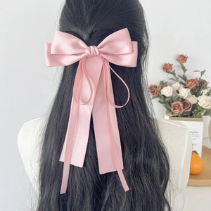 Fermaglio per capelli con fiocco in raso rosa e nastri lunghi per un look elegante