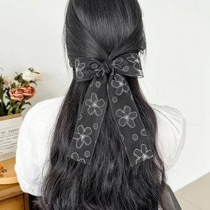 Elegante fiocco per capelli in pizzo nero con stampa floreale su nastro di organza