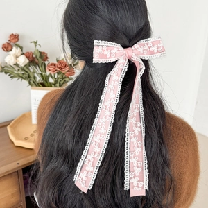 Süße rosa Haarschleife mit weißer Blumen-Spitze für Damen in langem Wellenhaar