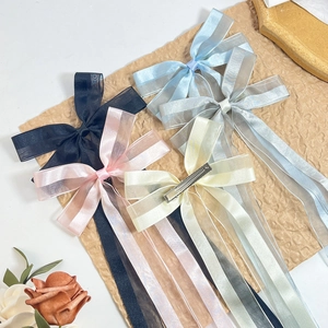 Set aus vier Organza-Schleifen-Haarspangen in Schwarz, Blau, Rosa und Weiß