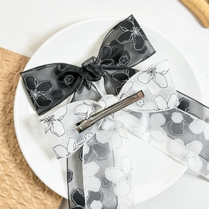 Set di fermagli per capelli in pizzo floreale bianco e nero per acconciature estive
