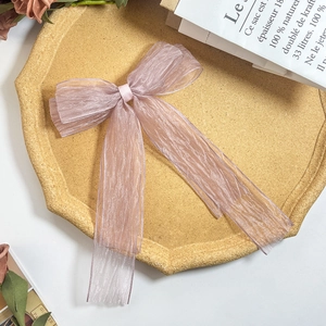 Nahaufnahme einer eleganten rosa Organza-Schleife mit fließenden langen Bändern