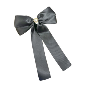 Barrette à cheveux élégante en satin noir avec perle en cœur et longs rubans fluides