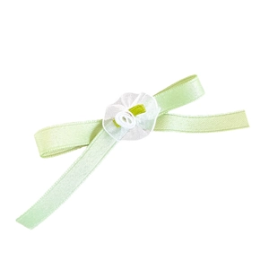 Fermaglio per capelli con fiocco in nastro verde menta e una delicata rosa in rete bianca