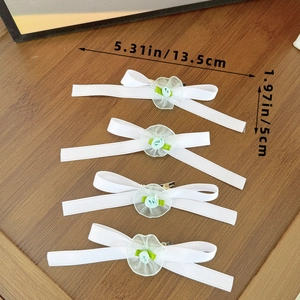 Dettaglio delle clip per capelli a fiocco bianco con fiori in organza e misure incluse
