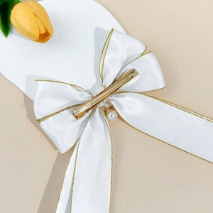 Pince à cheveux élégante en satin blanc avec bord doré et pendentif perle pour femme