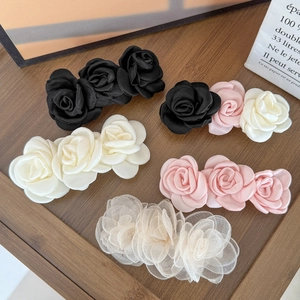 Pince à Cheveux Élégante Trois Roses Satin Maille Pince à Ressort Pour Femmes Douce Camélia Accessoires Cheveux Floraux