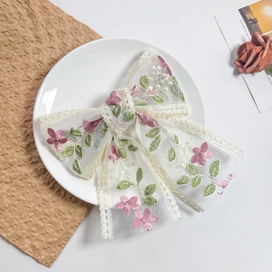Fermaglio per capelli in pizzo bianco sporco con ricamo floreale e dettagli