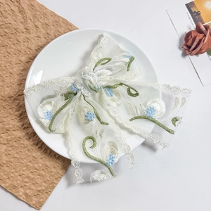 Elegante fermaglio per capelli in pizzo bianco con ricami floreali blu e verdi