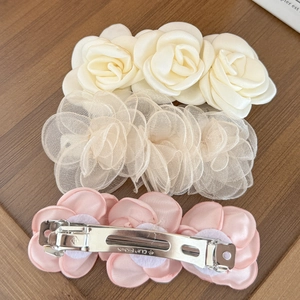 Lot de 3 pinces à cheveux florales avec roses en satin et fleurs en tulle sur bois