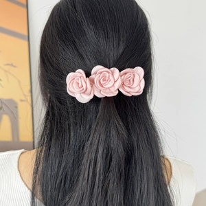 Pince à cheveux trois fleurs de camélia en soie rose avec un design doux et élégant