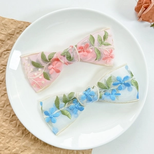 Fermagli per capelli a fiocco con ricamo floreale in pizzo e organza rosa e blu