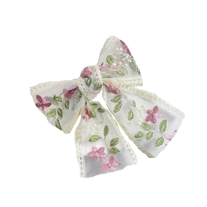 Elegante fermaglio per capelli in pizzo bianco con ricami floreali e chiusura a molla