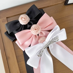 Lot de 3 barrettes à cheveux en satin avec roses en noir, rose et blanc sur plateau