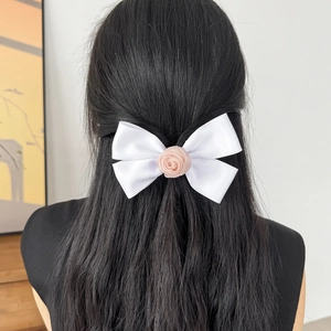 Fermaglio per capelli con rosa in rete rosa e fiocco di raso bianco per donne eleganti