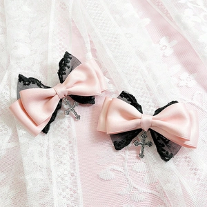 Lolita Haarspangen mit rosa Satinschleifen schwarzer Spitze und silbernen Kreuzen