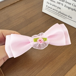 Barrette à nœud en satin rose avec rose 3D délicate et bordure en dentelle blanche