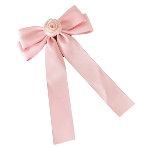 Nœud à cheveux en satin rose avec rose en tissu et longs rubans élégants pendants