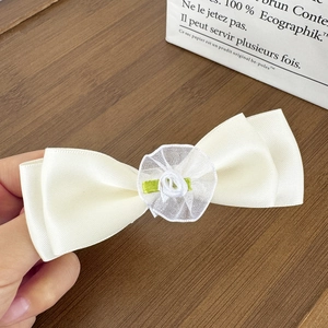 Barrette à cheveux élégante à double nœud en satin crème avec rose et feuilles vertes