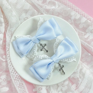 Japanische Lolita Haarklammern aus blauem Satin mit Spitze und silbernen Kreuzanhängern