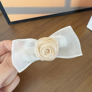 Eleganter weißer Netz-Haarclip mit beige Stoffrose und lichtdurchlässigem Organza-Gewebe