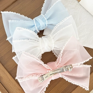 Barrettes élégantes avec nœuds en tulle, perles et dentelle en bleu, blanc et rose