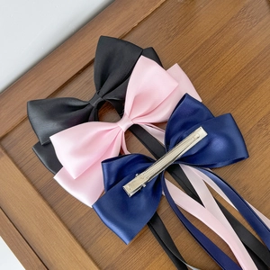 Trois élégants nœuds papillon en satin avec rubans longs en noir, rose et bleu marine