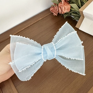 Barrette nœud en résille bleu clair avec bordure en perles pour coiffure élégante