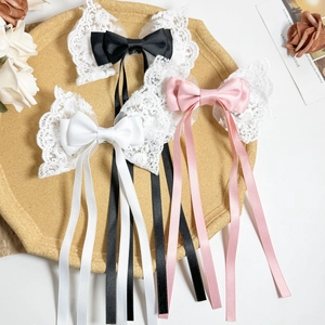 Set di tre fermagli per capelli con fiocco in pizzo e lunghi nastri in nero, bianco e rosa