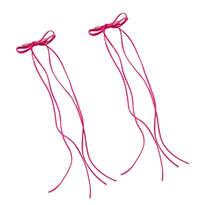 Paire de barrettes nœuds en daim rose rouge avec de longs rubans fluides élégants