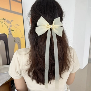 Barrette nœud élégante en résille crème avec perle synthétique et longs rubans fins