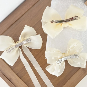 Coffret de barrettes à nœuds en maille blanc cassé avec rubans et broderies de cœurs