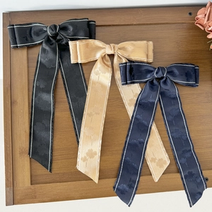 Drei elegante Schleifen-Haarspangen mit Blumenmuster in Schwarz, Gold und Marine