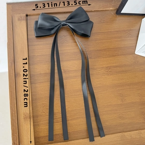 Détail du nœud papillon en satin noir avec dimensions de 13,5 cm de large et 28 cm de long